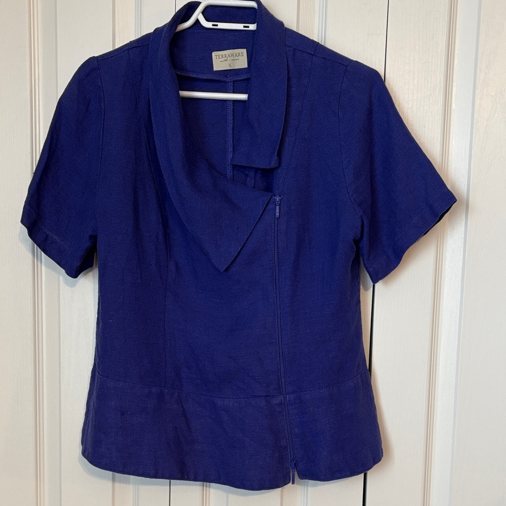 PTP 18-19. Beautiful purple top zippered front.